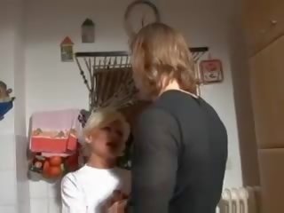 Elita blondynka niemieckie babcia uderzyłem w kuchnia