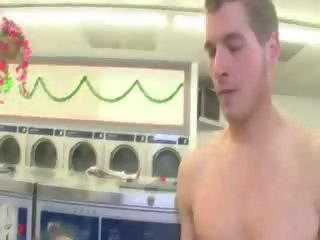 Vestita milfs ingoio di sborra dong a laundrette