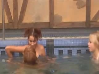 Affascinante lesbiche in il nuoto piscina