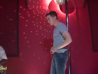 Een wild orgie breaks uit bij de striptease club