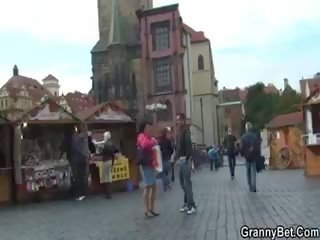 Vieux touriste est picked jusqu'à et vissée sur sol