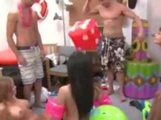 Joven estudiantes sexing en facultad fiesta