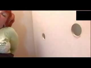 Vöröshajú grown bevágta keresztül gloryhole