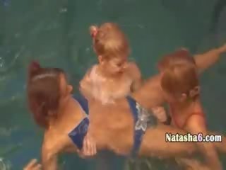Allettante lesbiche in il nuoto piscina