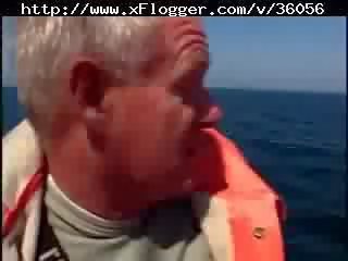 Obesety plavčík dostane v prdeli na loď