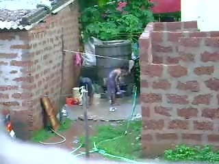 Se dette to suveren sri lankan datter får bad i utendørs