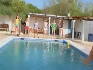 Šest nag dekleta s na bazen od poland