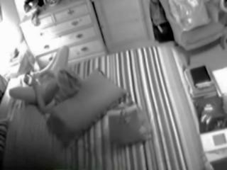 Burvīgs blondīne mammīte noķerti masturbācija par slēpts kamera