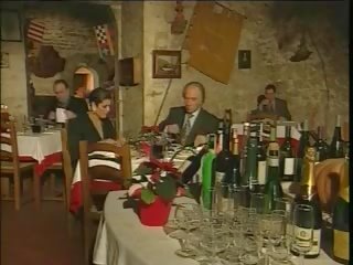 Suave الإيطالي بالغ غش زوج في مطعم