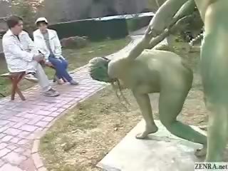 Πράσινος ιαπωνικό κήπος statues γαμώ σε δημόσιο