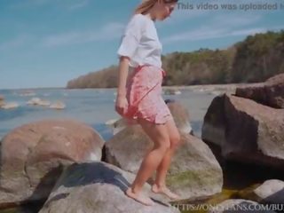 Ekstremt risikabelt fitte slikking på den offentlig beach&excl; 4k