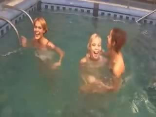 Fascinante lezzies em o a nadar piscina