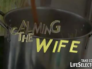 Livet selector: amatør kone blir knullet av en penis og en agurk.