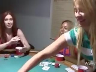 Mlada dekleta jebemti na poker noč