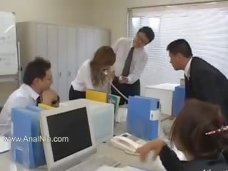 Asiatique secrétaire à partir de tokyo avec cul lait