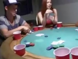 Jovem pintos a foder em poker noite