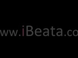 Beatas هيئة حديث و بعقب حفرة بالإصبع