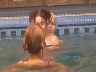 Erotický lezzies v the plávanie bazén