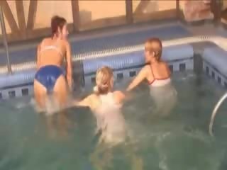Sedusive lezboes në the duke notuar pishinë