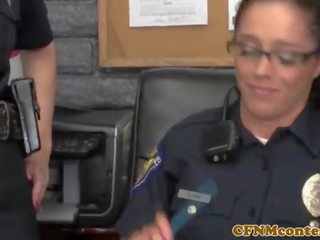 Dominación femenina policía milfs en uniforme