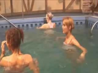 Valdzinoša lezboes uz the peldēšanas basejns
