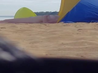 Desirable milf spiato a spiaggia (please commento)