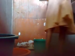 Νέος bangladesh μειράκιο διατήρηση ένα κρυμμένο σπέρμα σε μπάνιο προτού