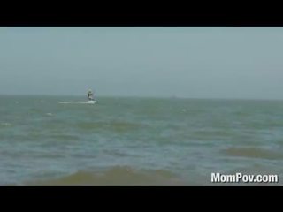 Potelée appel fille trentenaire à la plage