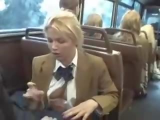 Blondine diva zuigen aziatisch juveniles johnson op de bus
