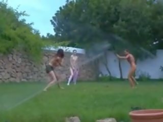 Vācieši cāļi ūdens sports uz the dārzs