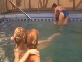 Mađijanje lezzies v na plavanje bazen