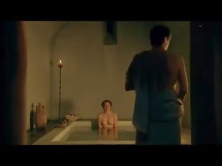 Lucy senza legge a seno nudo in il bagno
