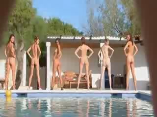 Six 裸 女孩 由 該 水池 從 歐洲