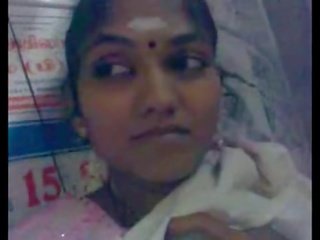 Inviting indiškas teta rodantis jos pieniškas krūtys į jos b