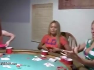 Jovem babás a foder em poker noite