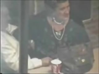 Vieux couple suce en café bar